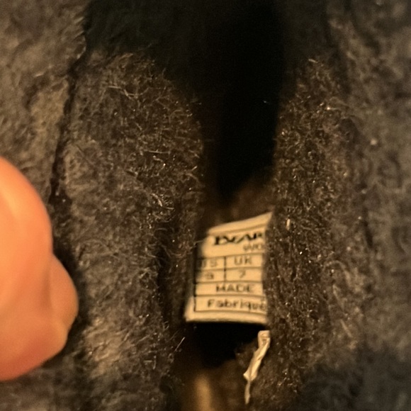 Gray Abby sheep skin Bearpaws  like new!us sz9 I wear 81/2 fit me - Picture 10 of 12